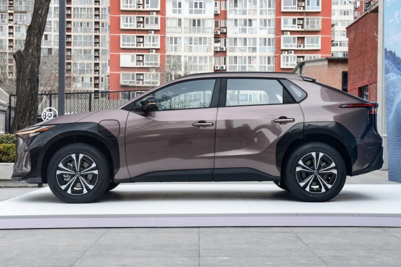 Електромобіль Toyota bZ4x - фото thumbnail 1