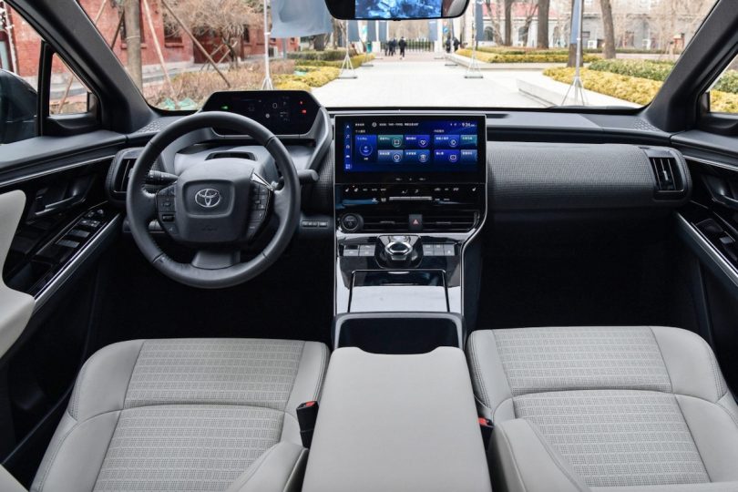 Електромобіль Toyota bZ4x - фото thumbnail 1