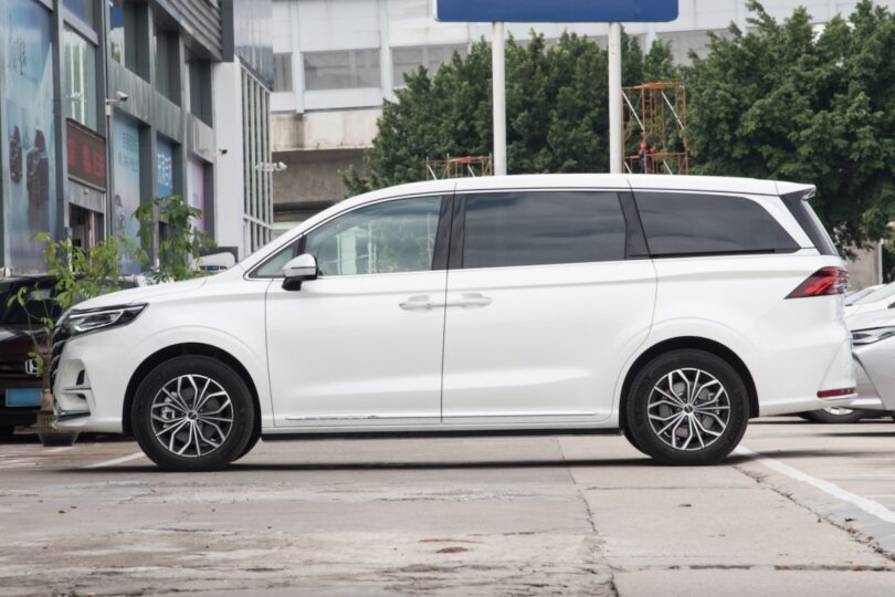 Електромобіль Roewe iMAX 8 - фото thumbnail 1