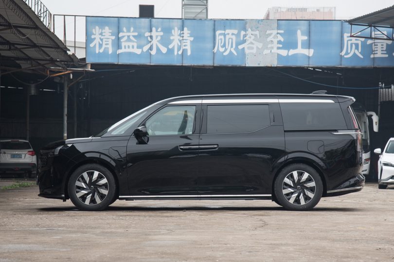 Електромобіль Volvo EM90 Електромобіль Volvo EM90 - фото thumbnail 1